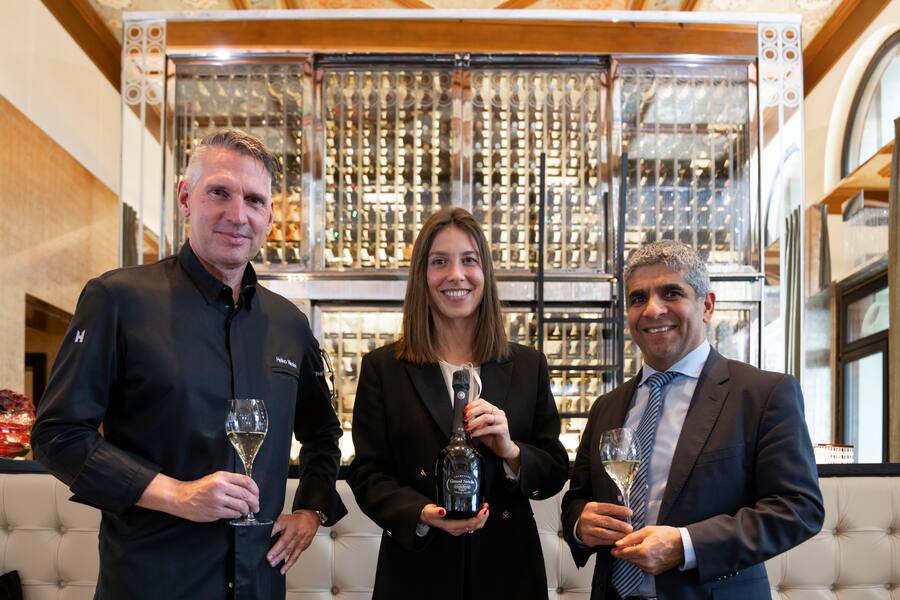 01.12.2021; Zürich; GaultMillau - Laurent Perrier, The Dolder Grand; Heiko Nieder (The Restaurant -The Dolder Grand), Lucie Pereyre de Nonancourt (Laurent-Perrier) und Ãzkan Sezai, Area Manager GER,SWI&AUT, Laurent-Perrier. . © Valeriano Di Domenico