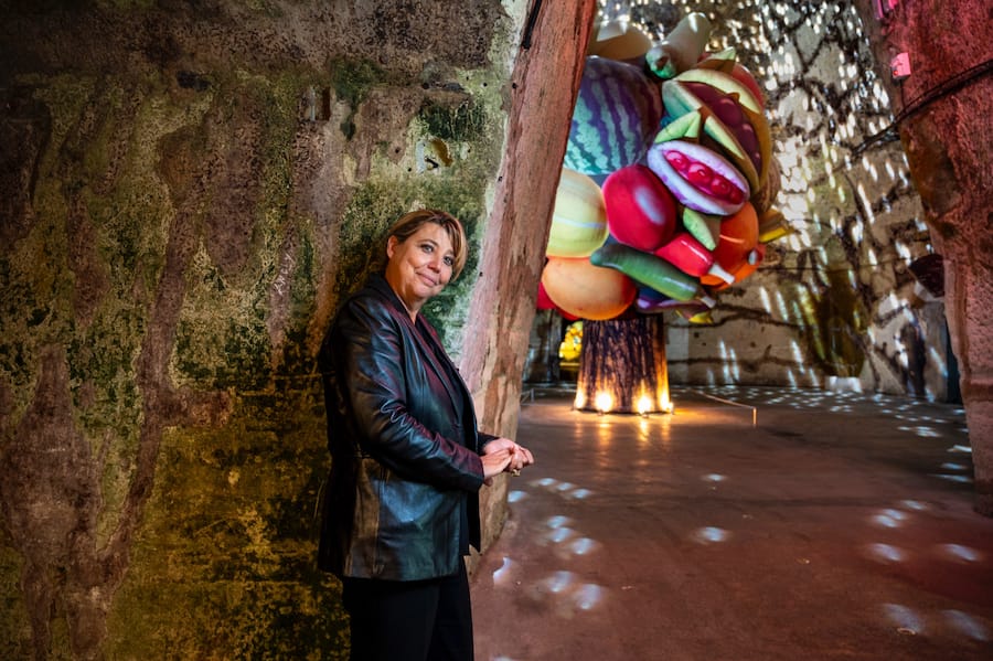 Nathalie Vranken in den Weinkellern wo ständig grosse Kunstausstellungen statfinden