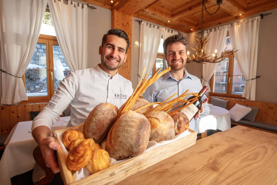 v.l. Samuel Carugati Küchenchef, Fabio Rovisi Geschäftsführer. Brot aus Eigenproduktion.