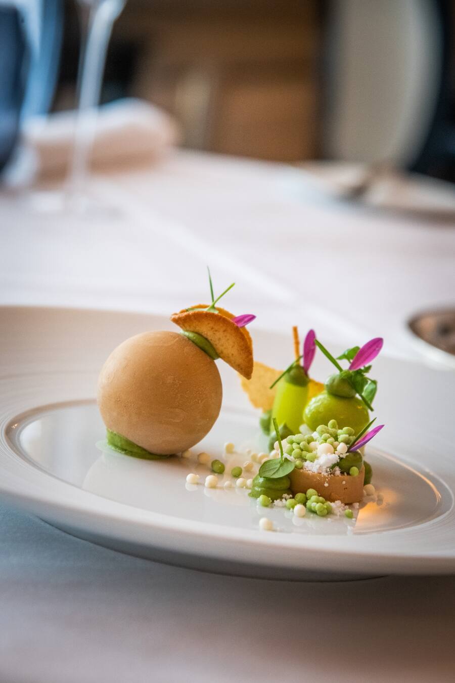 Reto Brändli kocht im Kempinski St. Moritz 2021: Entenstopfleber, grüner Apfel, Estragon, Sauerrahm