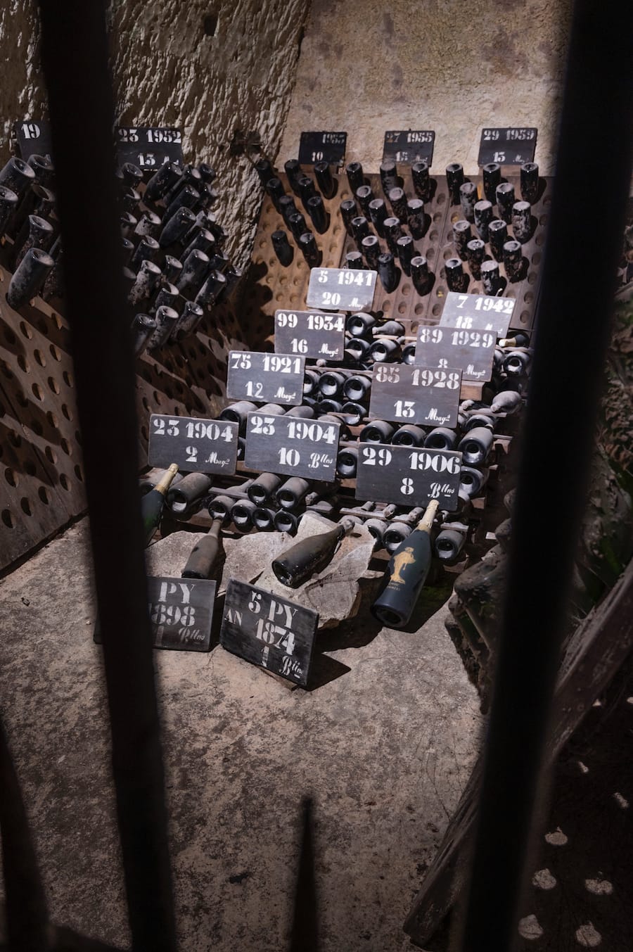 Schatzkammer mit Flaschen aus den grossen Jahrgängne  im 19. und 20. Jahhundert