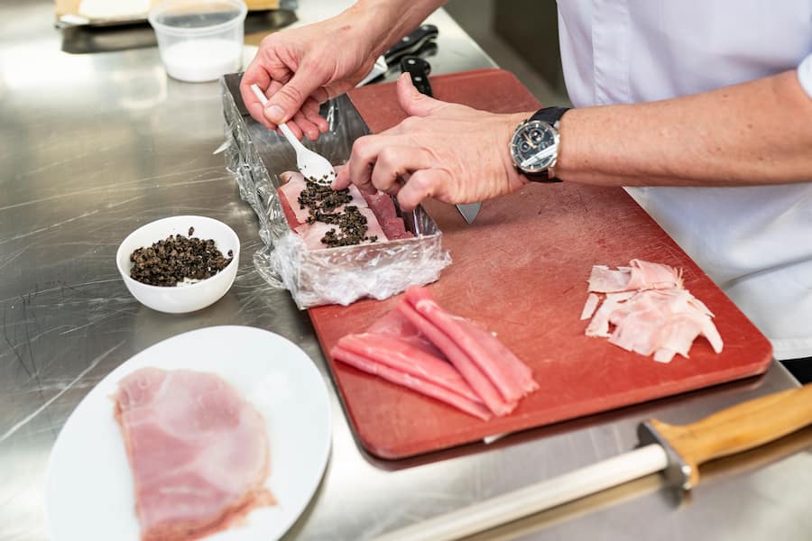 Heiko Nieder zeigt wie man Cordon bleu und Ente sousvide gart