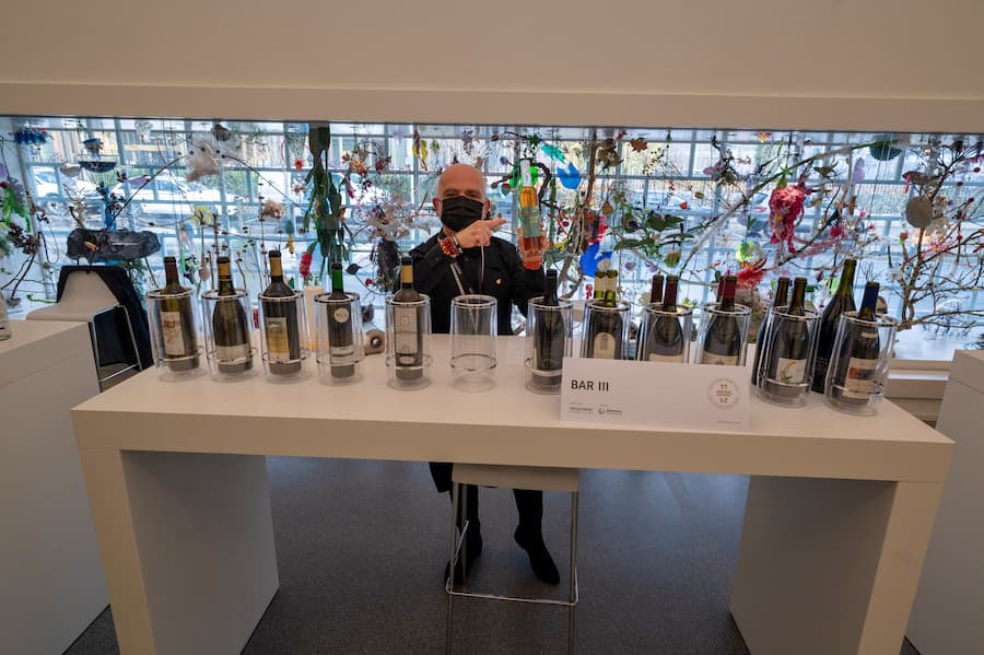 Verkostung 70 der besten Schweizer Weine des Jahrgangs 2011. Kongesshaus, im Hintergrund Gerda Steiner & Jörg Lenzlinger, «Maskenball der Biodiversität», 2021