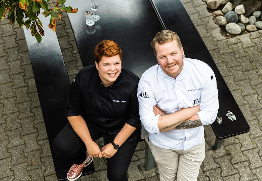 Unterwegs mit Journalistin Sabrina Glanzmann. Zu Besuch bei der Land Beiz "Aux Trois Amis" in Schernelz am Bielersee. Inhaber Duo Cynthia Lauper und Marc Joshua Engel servieren das Rezpt "Coq aux Chasselas"