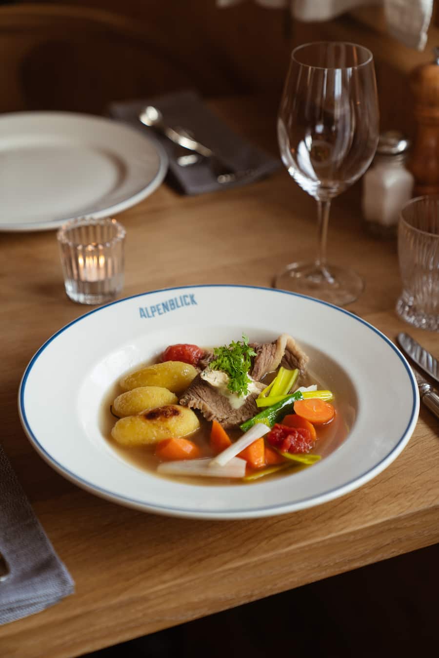 Siedfleisch, Kartoffeln, Gemüse und Meerrettich-Creme-Fraiche - Alpenblick, Arosa - Beat Caduff & Hitsch Leu - 7. Januar 2022 - Copyright Olivia Pulver