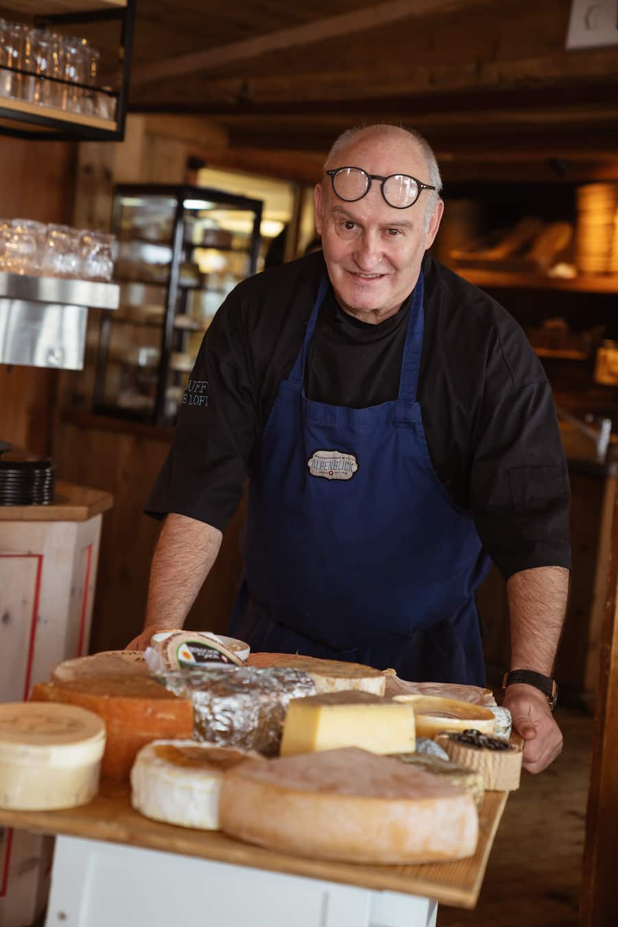 Beat Caduff mit seinem Käsewagen - Alpenblick, Arosa - Beat Caduff & Hitsch Leu - 7. Januar 2022 - Copyright Olivia Pulver