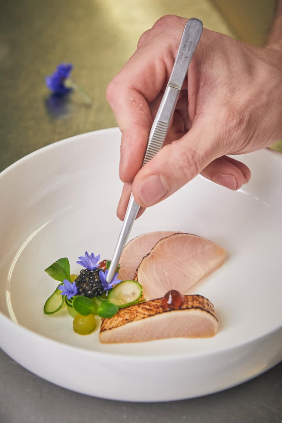 Anrichten 1. Gang: 1. Gang: Hamachi, Gurke, Ponzu und Kaviar. Dominik Sato, Seepark Thun, 03.07.2019, Foto Lucia Hunziker.