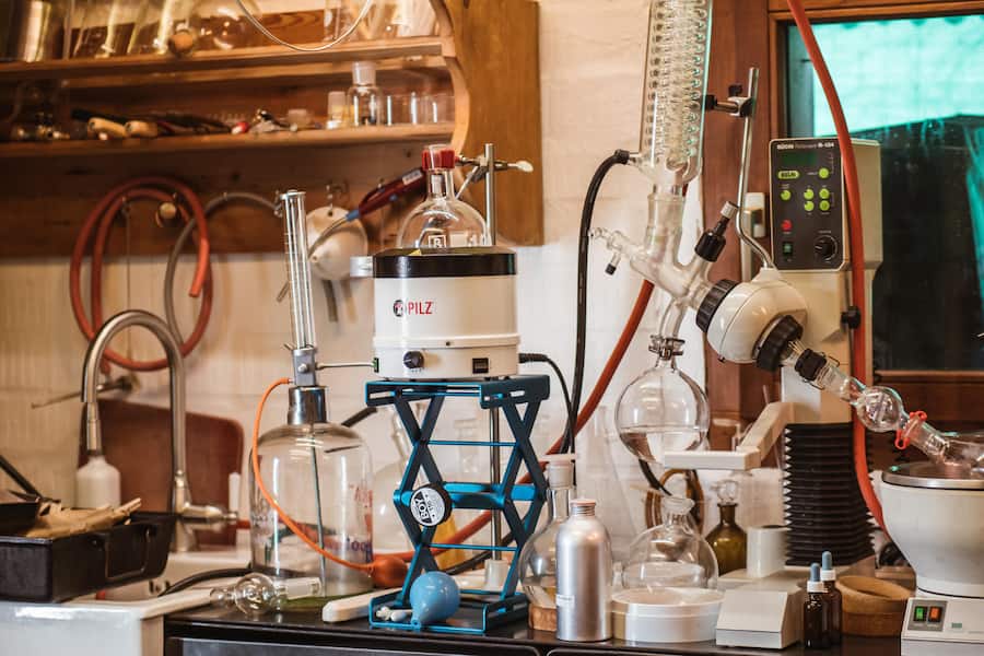 Der Hexer kocht wieder auf dem Feuerring, eine Grillschale aus Metall. Im Innern lodert das Feuer, auf dem Ring bereitet er seine Speisen zu, mit allem, was die Natur hergibt. - Stefan Wiesner, Rössli Escholzmatt - Freitag, 8.2.2019 - Copyright Olivia Pulver