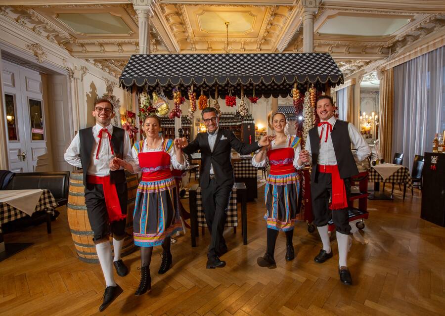 Hotel Kempinski St. Moritz neue Trattoria Da Adriano Adriano Silvestro Feraco (M.) Mandy Schleifer (2.v.l) Alfonso Gallo, Salvatore Esposito, Giulia Piantanida