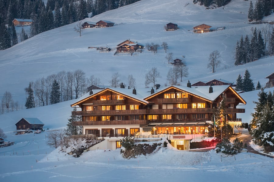 Hotel Le Grand Chalet Gstaad Winter von aussen 2022