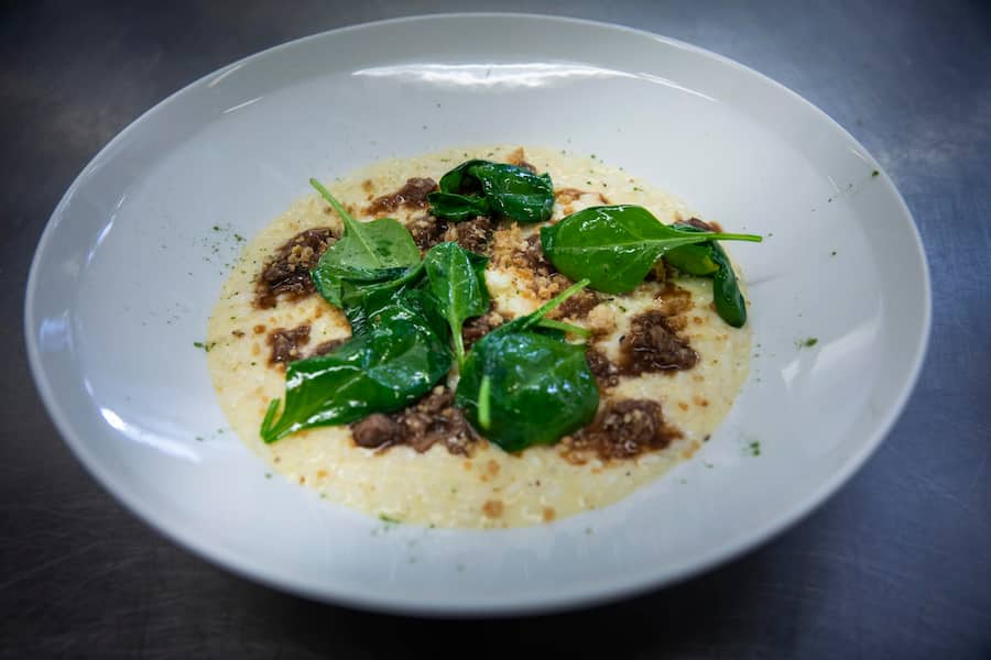 Risotto Cacio e Pepe: Mit Pfeffer aus dem Valle di Maggia, Käse aus Italien & Gstaad & Rindsbackenragout. Le Grand Bellevue, Restaurant Leonards, Francesco De Bartolomeis, Küchenchef © Kurt Reichenbach