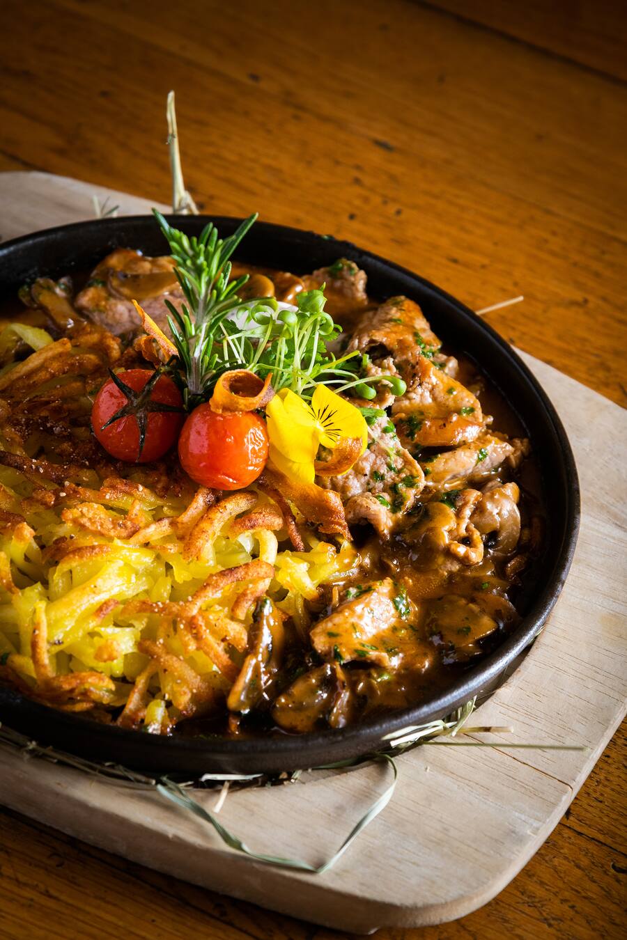 Mercedes EQS in Fribourg 2021: Zürcher-Geschnetzeltes mit Röst