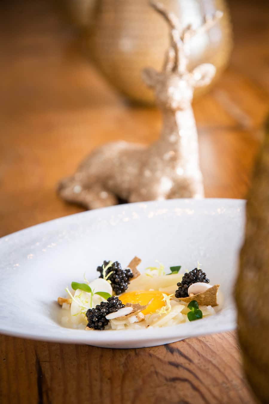 Mercedes EQS in Fribourg 2021: Topinambur mit geräuchertem Eigelb und Schwarzwurzel