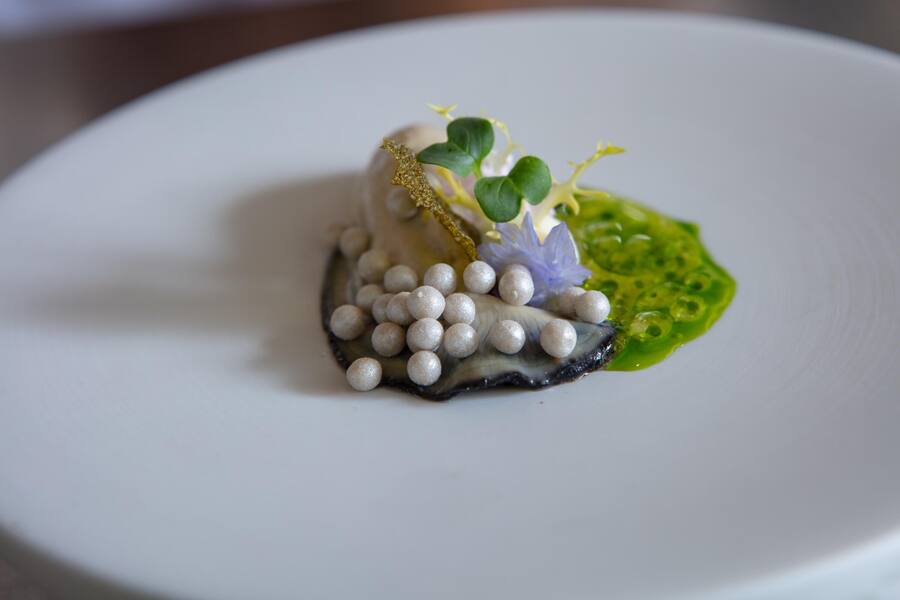 Rolf Fliegaufs Küche im Giardino Mountain Pochierte Auster, Austernvinaigrette und Meerrettich