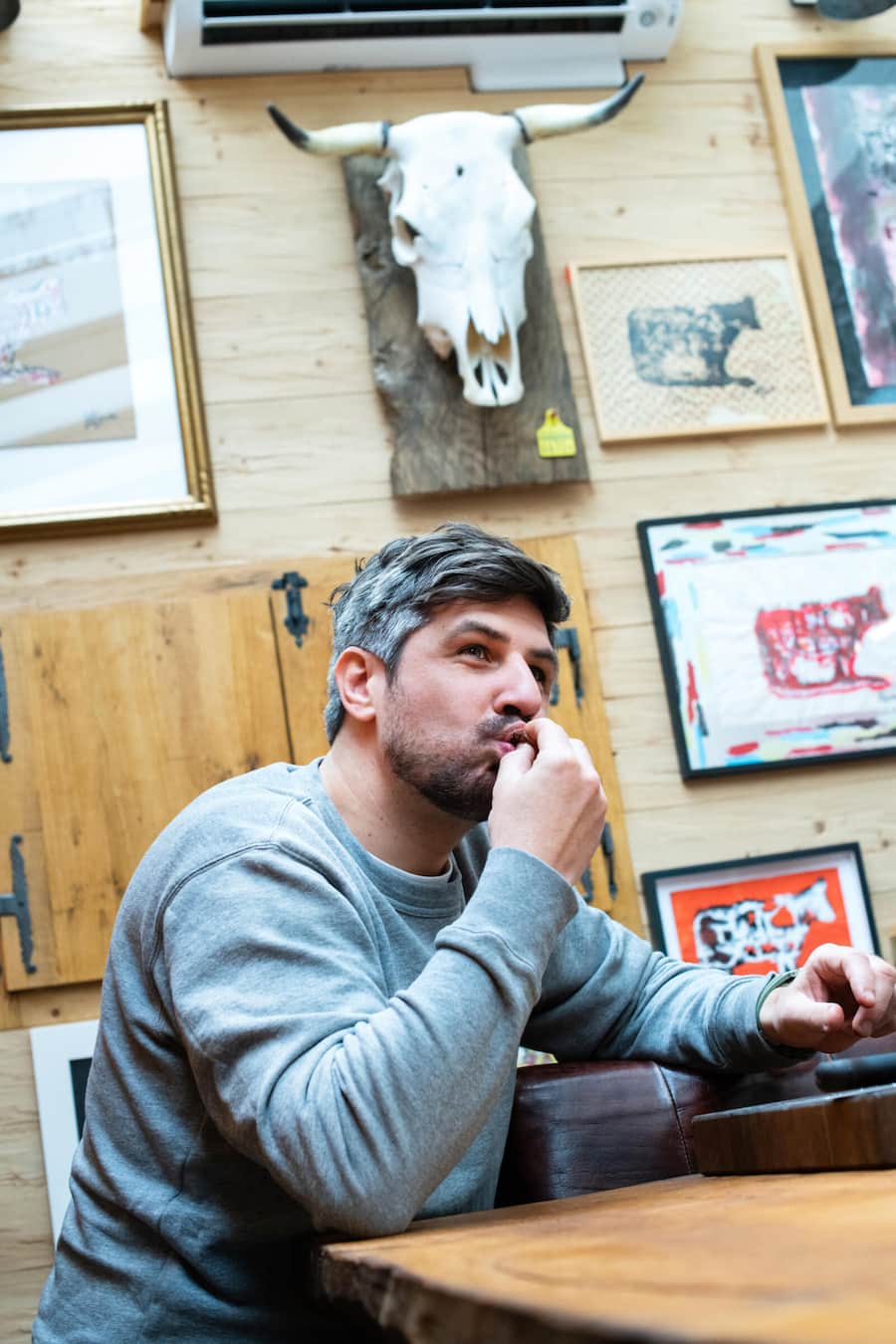 Schweizer Fleisch Chef Sven Wassmer bei Metzger Michael Vogt Staad SG