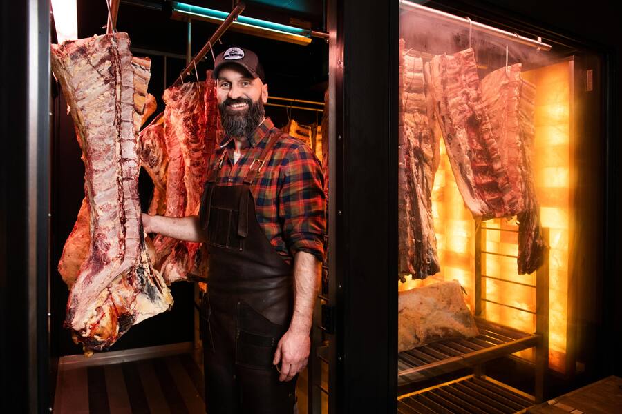 Schweizer Fleisch Chef Sven Wassmer bei Metzger Michael Vogt Staad SG