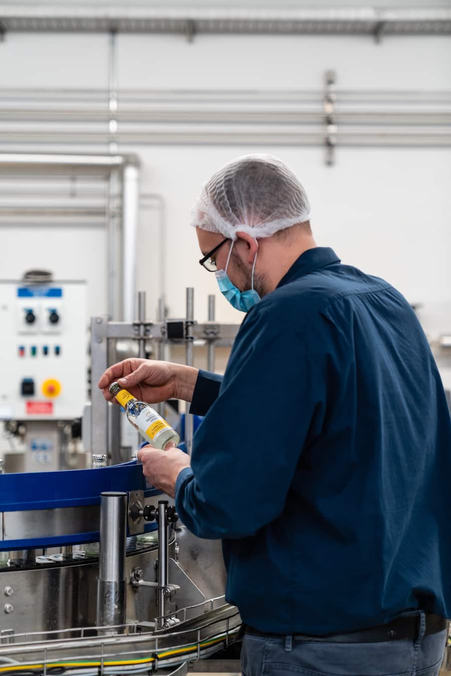 Michael Schneider - Produktionsleiter - Swiss Mountain Spring ist ein innovatives Start-up, das Tonics und Ginger Ales aus Bergquellwasser herstellt. - Allschwil - 13.1.2022 - Copyright Olivia Pulver