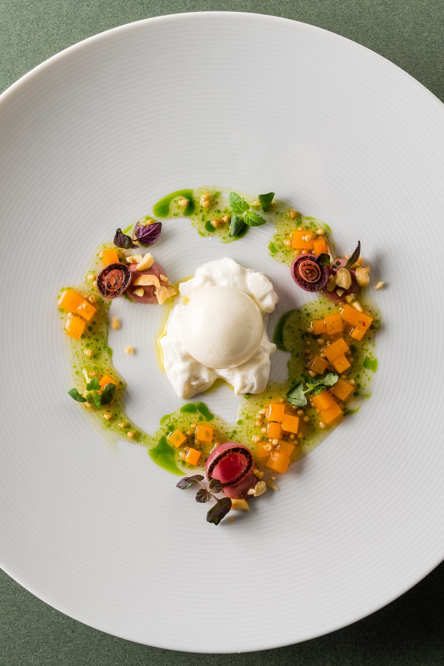 Michael Kempf: Kürbis, Burrata, eingelegte Zwetschge, Erdnuss - Tschuggen Gourmet Tour - Arosa - 7. Januar 2022 - Copyright Olivia Pulver