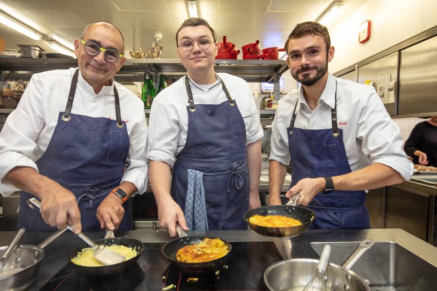 Bernhard (l) mit ... und Guy Ravet (r) in der Küche