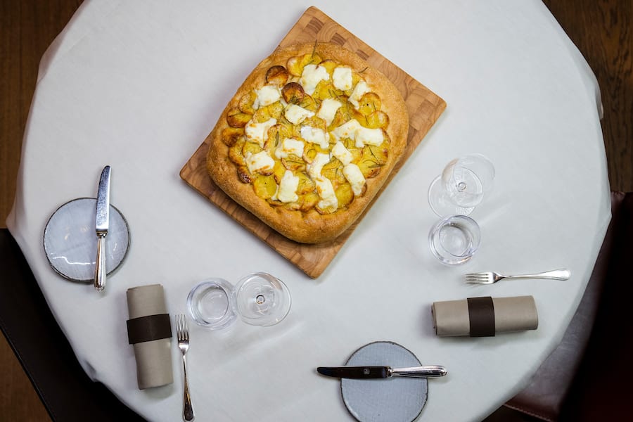 31.10.2022; Zürich: GMC - Ristorante Ornellaia; Focaccia mit Kartoffeln und Murazzanokäseâ. © Valeriano Di Domenico