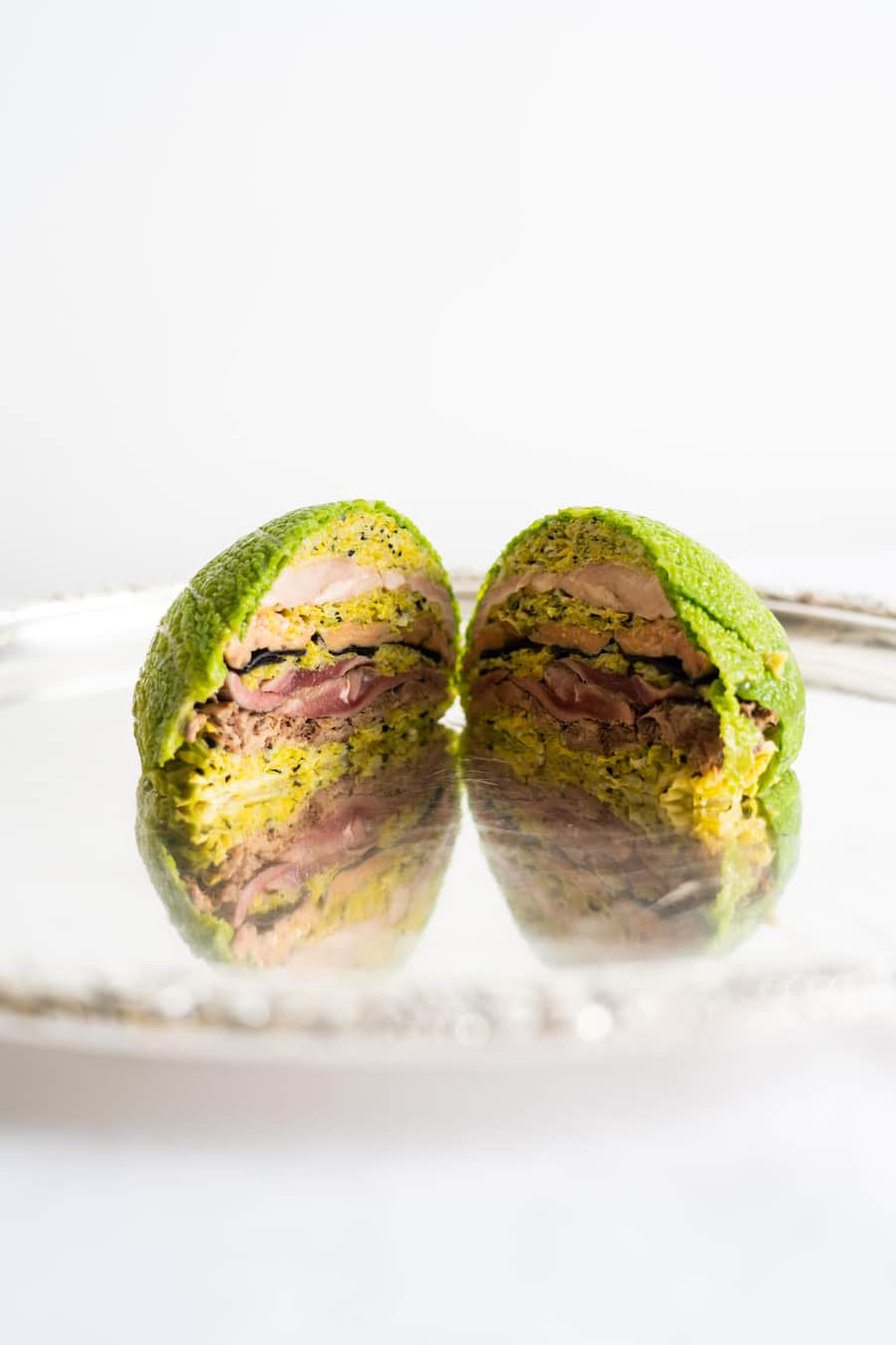 Gefüllter Weisskohl mit Perlhuhn, Ente Foie Gras, Randen-Jus und Geflügel Consommé