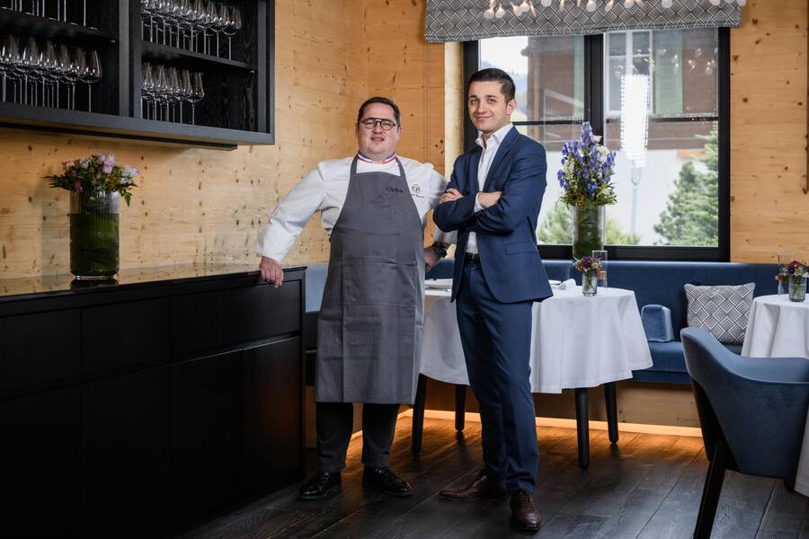 Rougemont, 19 octobre 2021. Benoît Carcenat, chef du restaurant de l'hôtel Valrose (g) et Mathieu Quetglas, sommelier (d). ©François Wavre | Lundi13