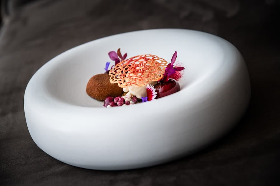 Patrick Mahler kocht für Sense of delight 2020: Toponamburglace, Cassis, Schwarze Johannisbeere, Lakritz und Schokoladencremeux