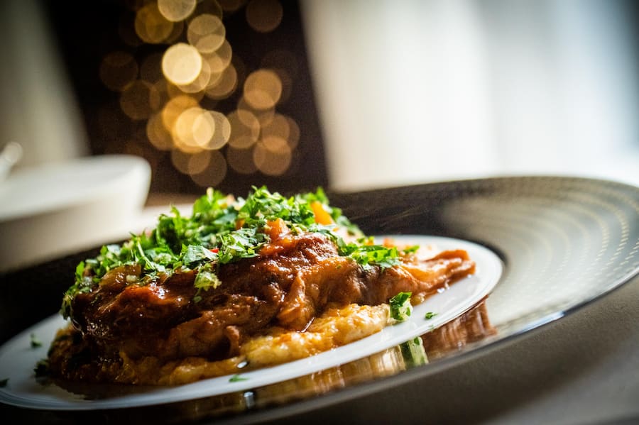 Agron Lleshi kocht im Jägerhof 2021: Ossobuco mit Bramata-Polenta