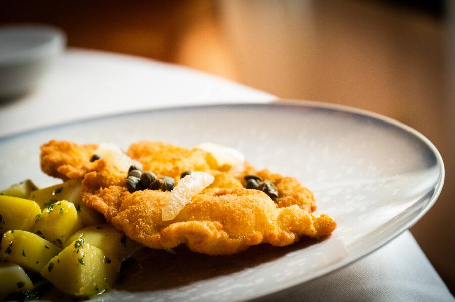 Agron Lleshi kocht im Jägerhof 2021: Wiener Schnitzel mit Petersilienkartoffeln