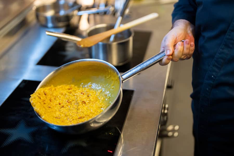 31.10.2022; Zürich: GMC - Ristorante Ornellaia; Antonio Colaianni bereitet den âKürbisrisotto mit Taleggio und getrockneten Tomatenâ zu. © Valeriano Di Domenico