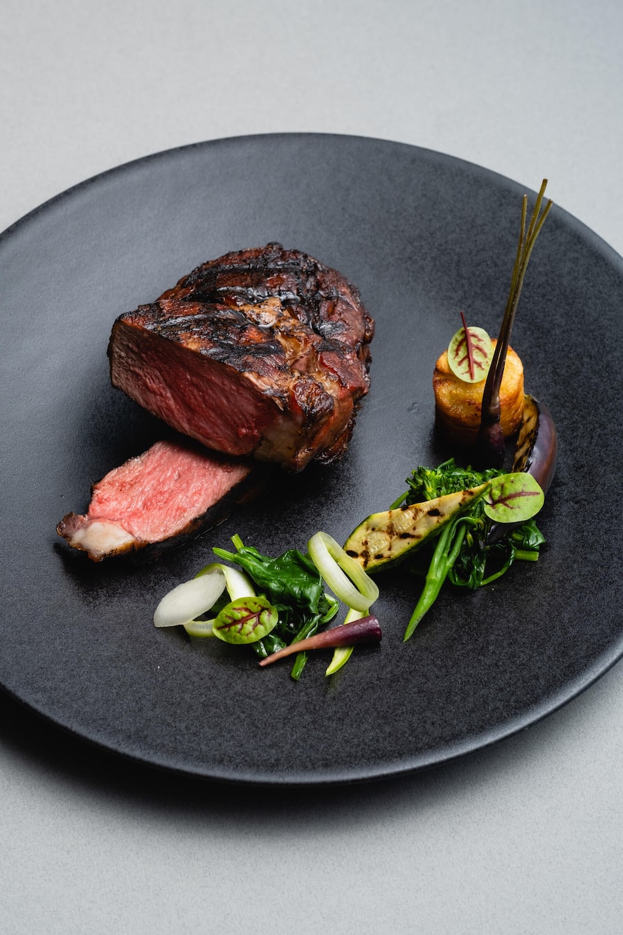 Hotel Bellevue, Hotel, Spa, Adelboden, Luma, Green Egg, Grill, BBQ, Jürgen Willing, Ribeye, Gemüsegarnitur