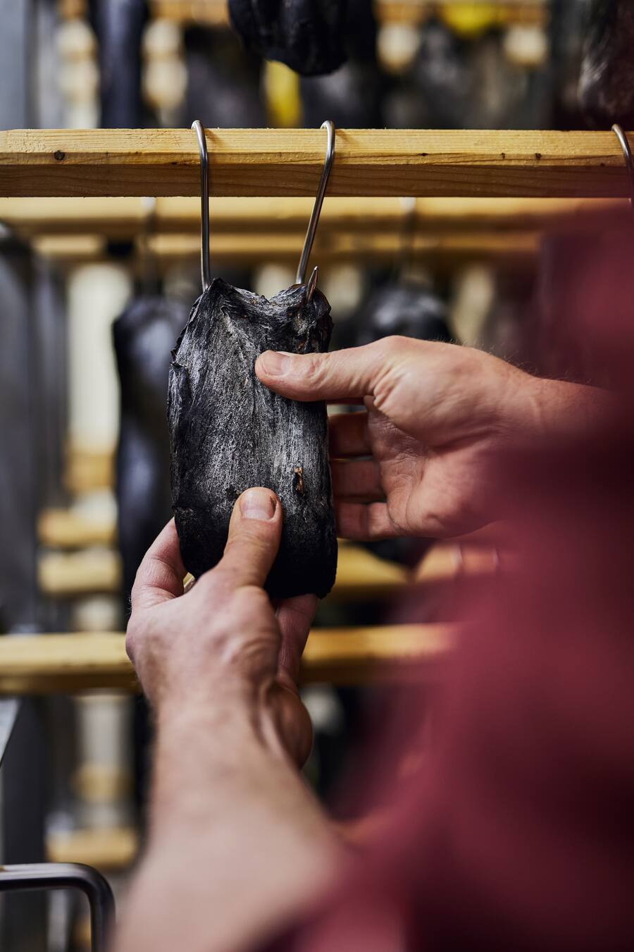 Bergfleisch für Heutage in der Trocknerei. Der Abtrocknungsgrad wird überprüft.