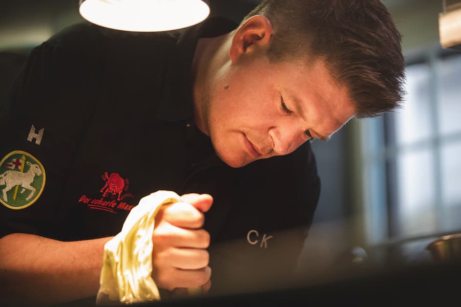 Sommelier Fabian Mennel, Taverne zum Schäfli, Wigoltingen; Champagner Laurent-Perrier Blanc-des-blancs; Kaisergranat, Wasabi, Passionsfrucht, Granatapfel, Ingwer, Zitronenschale, Kokosmilch-Zitronensauce; Koch Christian Kuchler; Foto: Digitale Massarbeit, Tanja und Simon Kurt