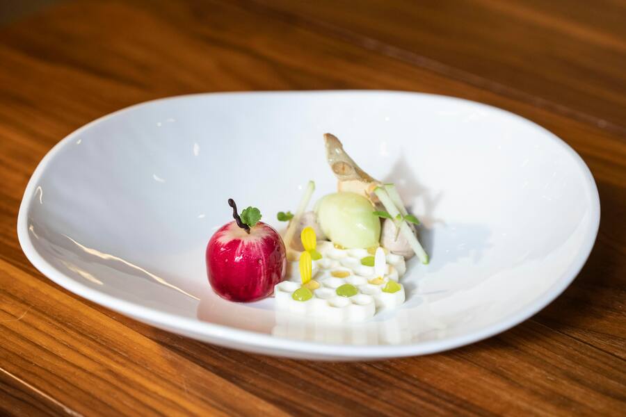 19.10.2021; Zürich: GMCH - Restaurant Ornellaia; Patissiere des Jahres, Felicia Ludwig. Im Bild das Dessert: Apfel mit weisse Schokolade, Honig und Haselnuss. © Valeriano Di Domenico