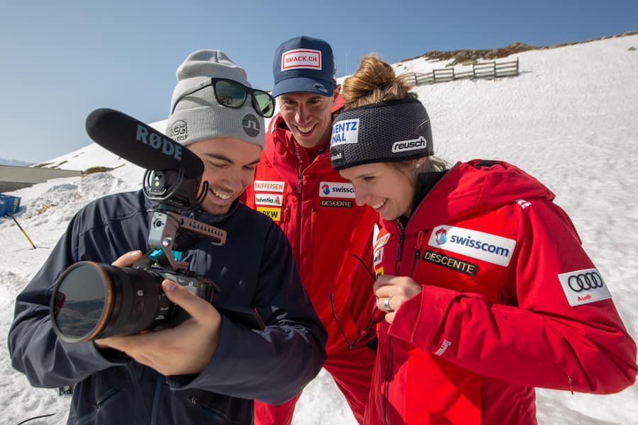 Kamera-Check auch beim Skifahren: Camille Rast und Fabio Nay. Im Hintergrund: Ramon Zenhäusern.