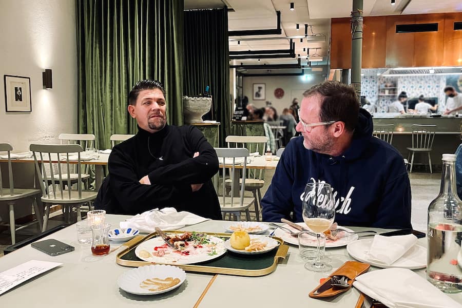 Tim Mâ°lzer (l.) und Sepp Schellhorn in Z¸rich Die Verwendung des sendungsbezogenen Materials ist nur mit dem Hinweis und Verlinkung auf RTL+ gestattet.