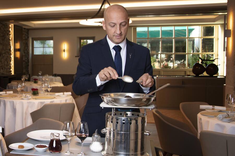 Esteban Valle assure un service de haut vol, avec de spectaculaires flambages et des découpes de volailles. Byline HO