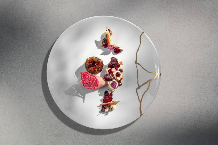 Figue noire rôtie au miel, mûres à la fève de Tonka, jus au vin rouge, sorbet à la feuille de figues. Byline HO