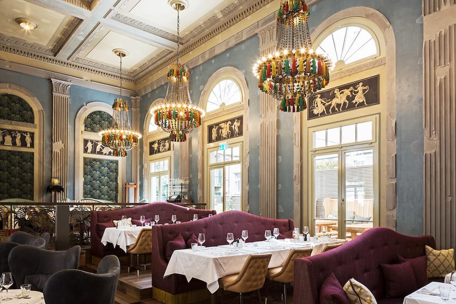 Das Zürcher Razzia Restaurant & Bar, mit seiner langen, traditionellen Geschichte, befindet sich im Umbruch. Mike Gut, Zürcher Gastronom seit vielen Jahren, versiert im Metier und unter anderem auch Inhaber des angesagten Seehauses in Herrliberg, übernimmt das Lokal und führt ein neues, frisches und überraschendes Pop-up Konzept ein.