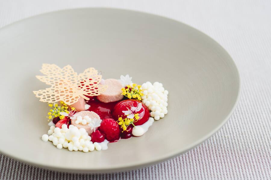 Rhabarber, weisse Schokolade, Fenchel, Himbeere - Focus Caviar Lunch mit Patrick Mahler und Jürg Kappeler von Sense fof Delight, Importeur von Kaviari Paris - Restaurant Focus, Parkhotel Vitznau