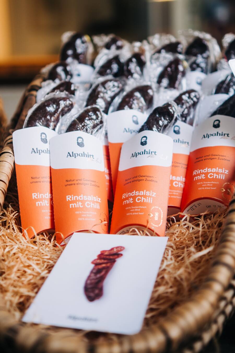 Rindsalsiz mit Chili im Korb am Churer Wochenmarkt