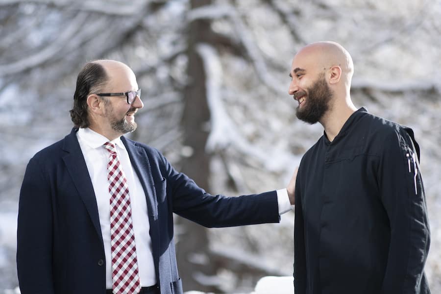 Mitja Birlo, Gault-Millau-Koch des Jahres 2022 vom 7132 Silver Restaurant, rechts, mit Remo Stoffel, Investor und Inhaber der Therme, am Montag, 29. November 2021, in Vals. (KEYSTONE/Gian Ehrenzeller)