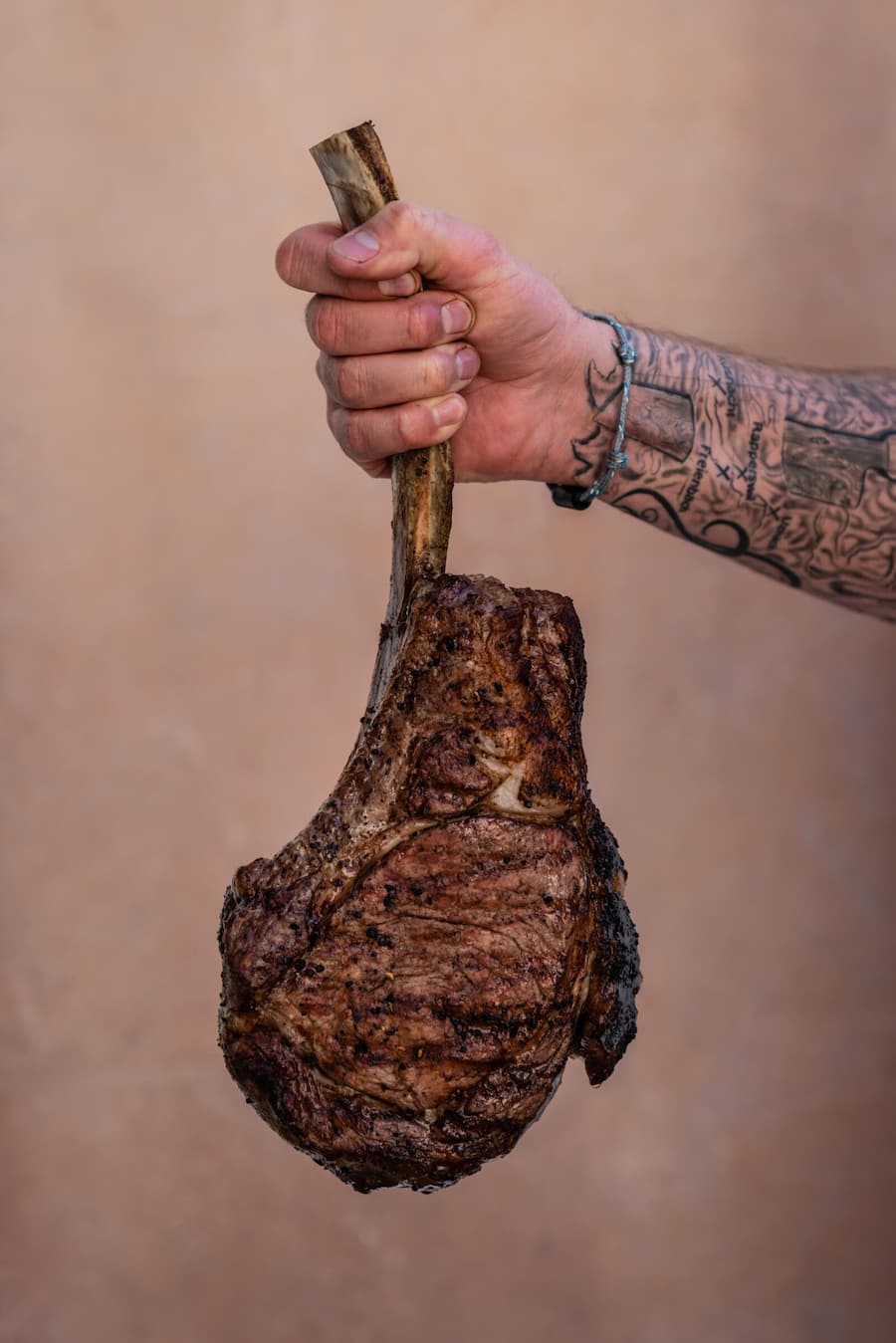 Toma Hawk vom Rind von Luma - Tobias Funke, 17-Punkte-Chef in der Fernsicht in Heiden, ist Green-Egg-Profi. - Grillieren mit Tobias Funke auf dem Big Green Egg - 29. März 2021 - Copyright Olivia Pulver Tobias Funke, Big Green Egg © Olivia Pulver