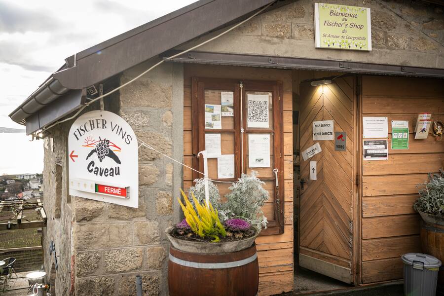 La famille de vignerons Fischer du domaine des Papillons propose un self-service aux passants quâils ont appelé le « Fischerâs Shop », le mardi 15 février 2022 à Chenaux. (© Gabriel Monnet/ Gault & Millau)
