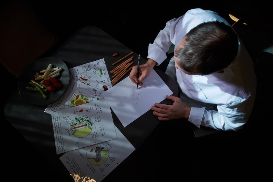 Sierre, le 24 mars 2022, Didier deCourten nous présente sa carte de Printemps © Sedrik Nemeth