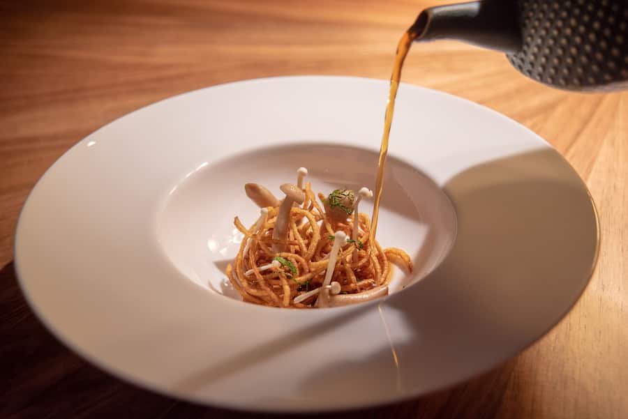 Eingegossen: Dashi mit Pilzen (Enoki, Shimeji).