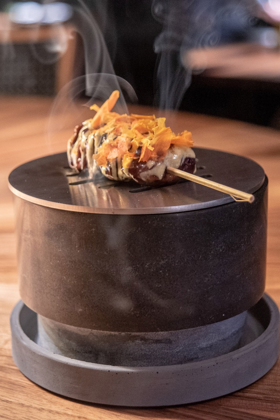 «Feuerküche» am Tisch: Lammrücken, aufgespiesst.