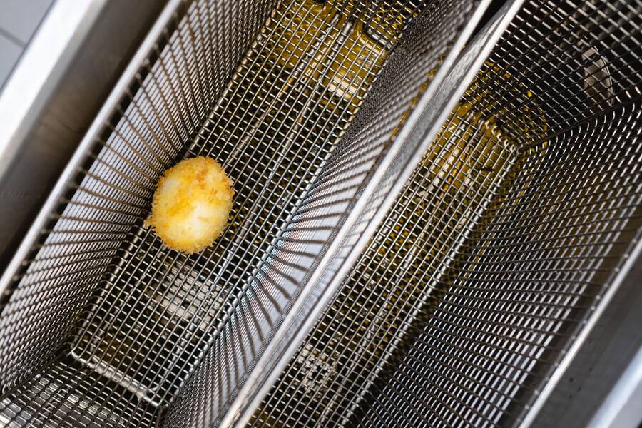 Rolf Fuchs, Panorama, Steffisburg, Eier, Ostern, Szegediner Ei mit Sauerkraut, Lardo, Paprikaschaum und Schnittlauch-Sauerrahm-Espuma