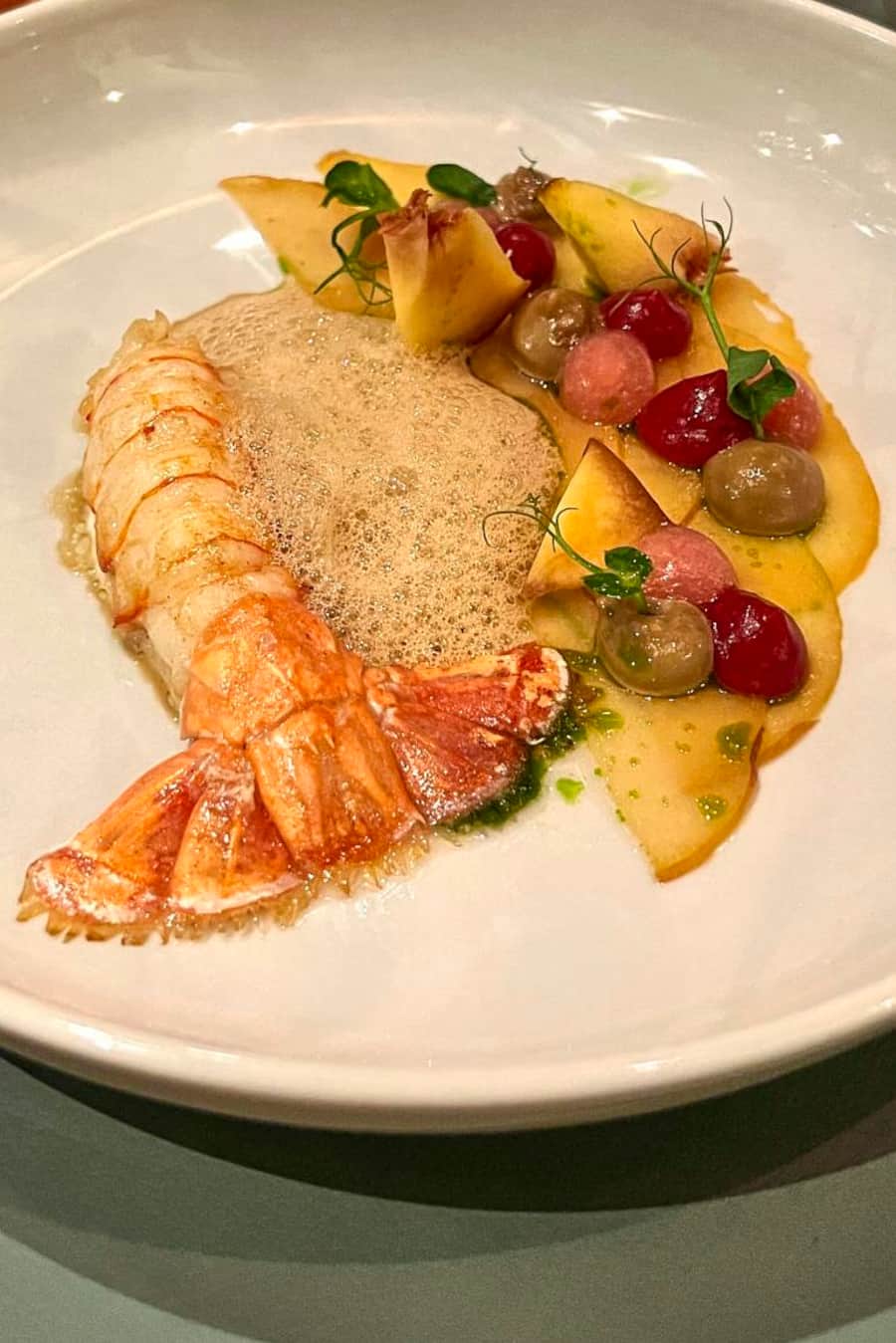 Frühlings Menu 2022: Kaisergranat / Benedicte Pfirsich / Sonnnblumenkerne / Krustentierschaum