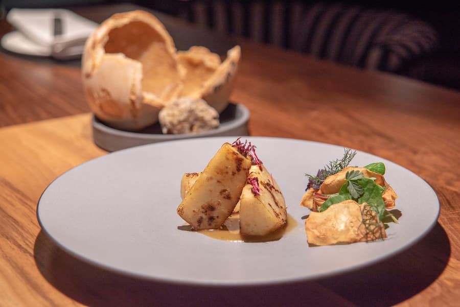 Für Vegis: Sellerie, in Butter auf Buchenholz gegart.